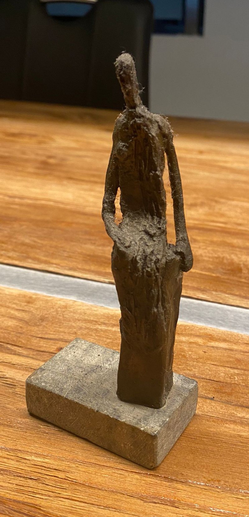 Figurine II,  sitzend stützt links